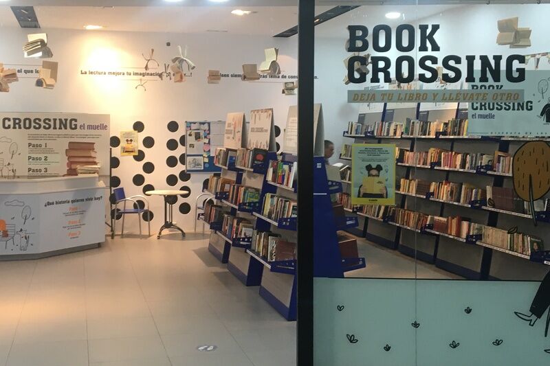 En uppslagen bok d&auml;r figurer och bokst&auml;ver kommer till liv